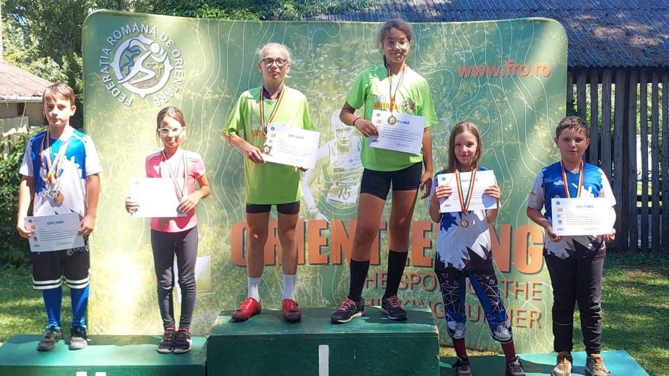 A legfiatalabbak a dobogón: Fodo Erik, Ráduly Regina, Fieru Danny, Ráduly Zsuzsanna, Uglar Zsófia, Buican Alexandru •  Fotó: Ráduly Annamária