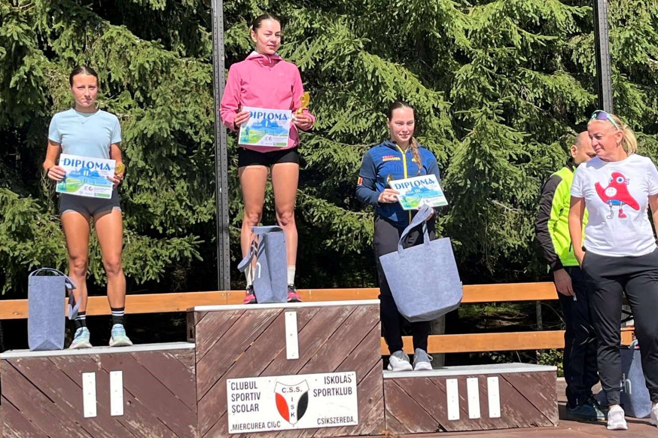 A felnőtt női verseny legjobbjai, balról jobbra: Becze Eszter, Andreea Mezdrea és Elisabeta Duicu. Mellettük, jobbról Tófalvi Éva főszervező •  Fotó: Csíkszeredai ISK