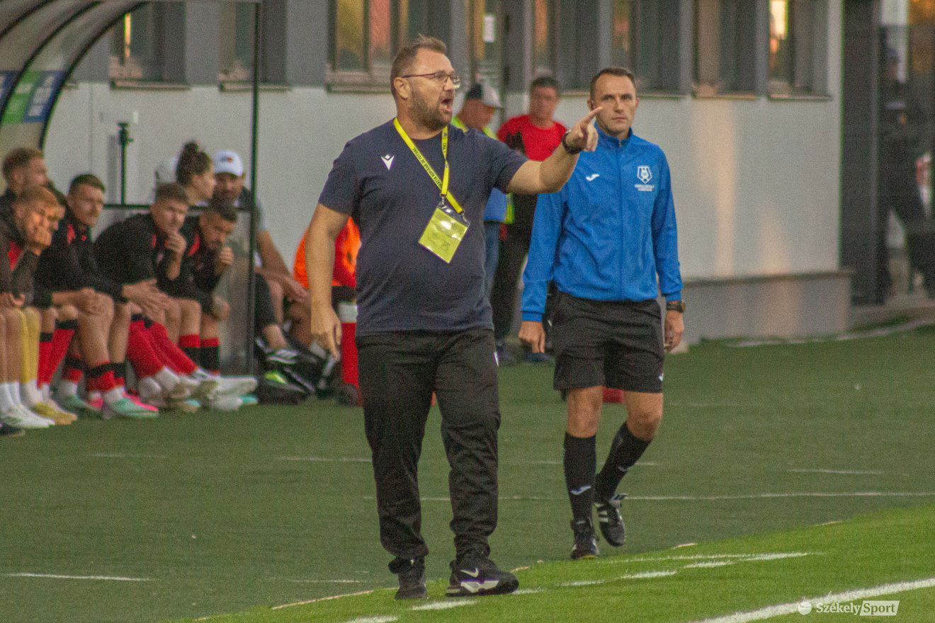 Cosmin Stan, az Újszentes vezetőedzője •  Fotó: Borbély Fanni