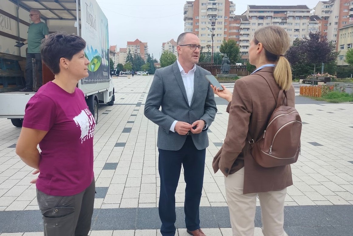 Miklós Edit (balról) főszervező és Korodi Attila polgármester nyilatkozik a péntek déli sajtótájékoztatón •  Fotó: Dobos László