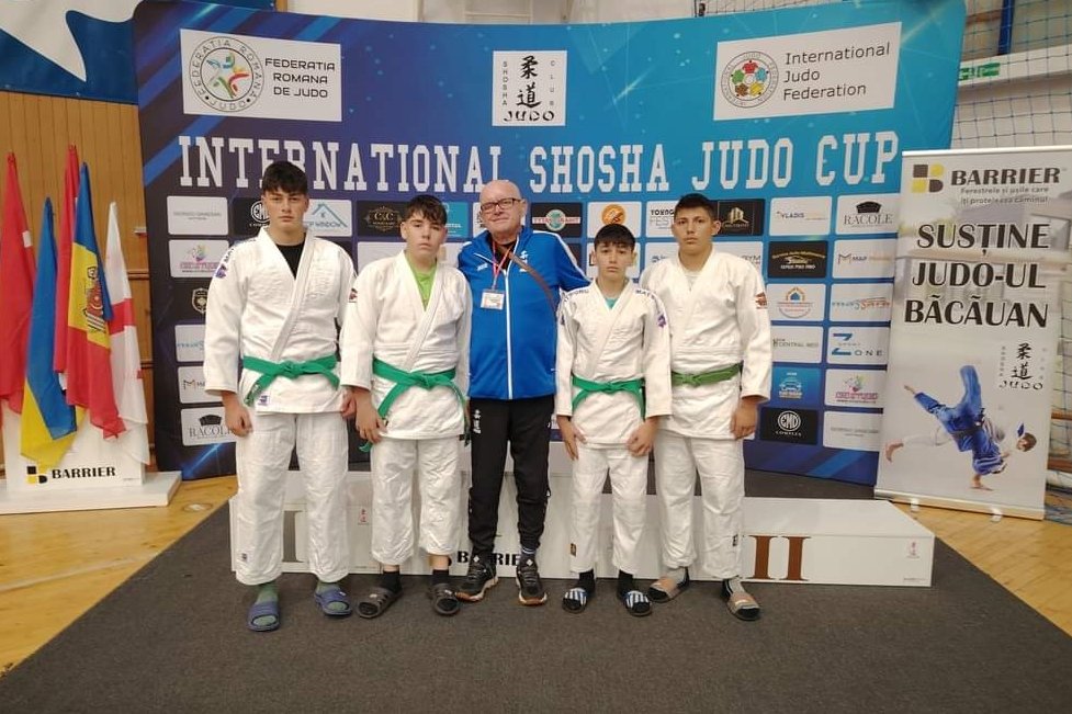 Pantea Cornel edző és sportiskolás tanítványai •  Fotó: Márton Benedek