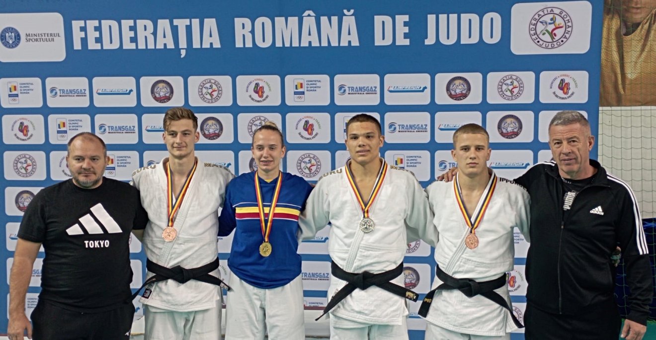 A földharcban érmes székely sportolók. Balról Albu Botond edző, jobbról Veres László edző •  Fotó: facebook/ Veres László