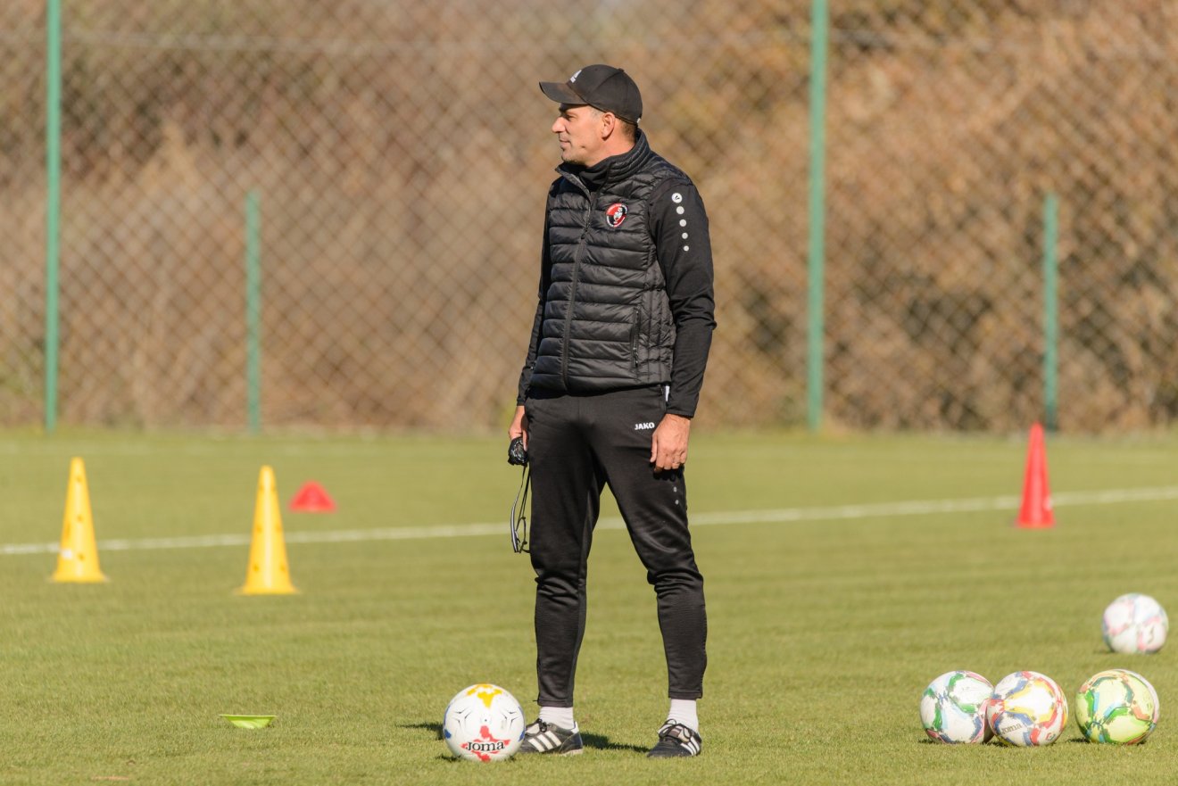 Bajkó Barna labdás edzést irányít •  Fotó: Facebook/FK Csíkszereda
