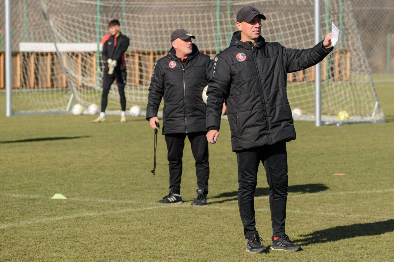Ilyés Róbert, az FK Csíkszereda vezetőedzője. Mögötte Albu László másodedző •  Fotó: FK Csíkszereda