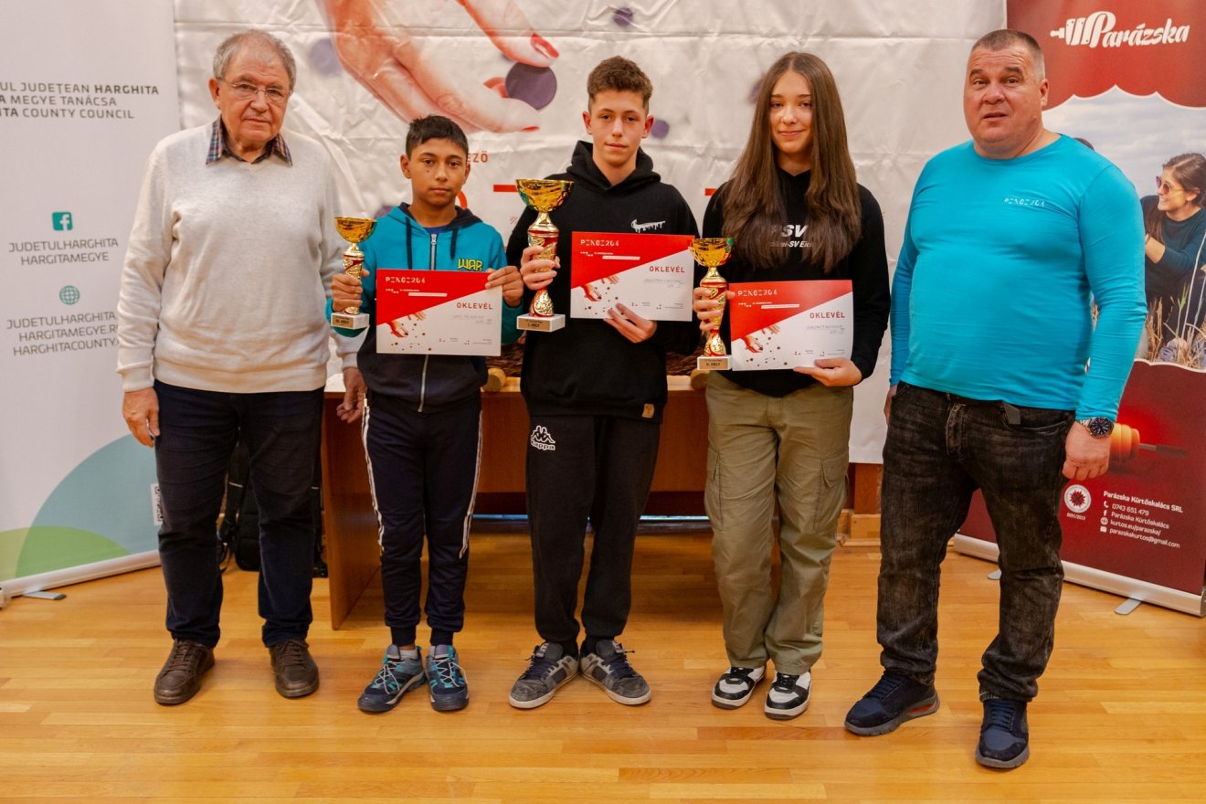 Az U14-es korosztály dobogósai: Vass Ferenc, Agoșton Cristian és Kristály Antónia •  Fotó: Biró Sándor