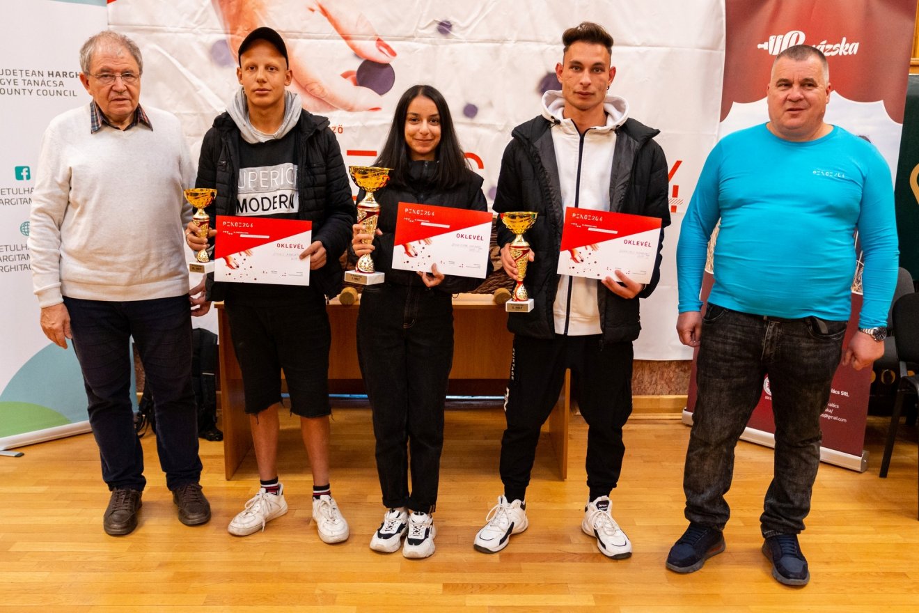 Az U19-es korosztály díjazottai: Ötves Adrián, Boldizsár Irénke és Süketes Norbert •  Fotó: Biró Sándor