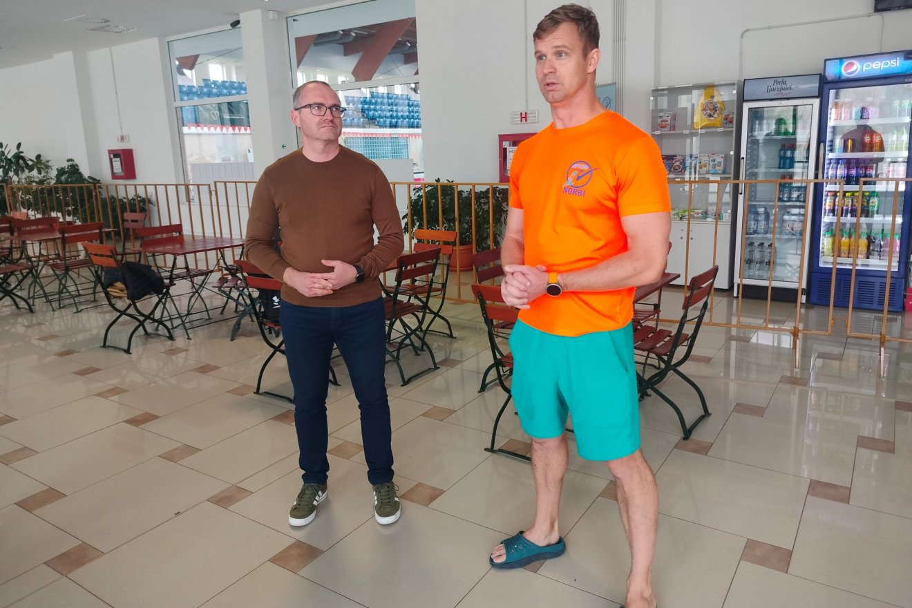 Korodi Attila (balról) és Trandafir Norbert a sajtótájékoztatón •  Fotó: Dobos László