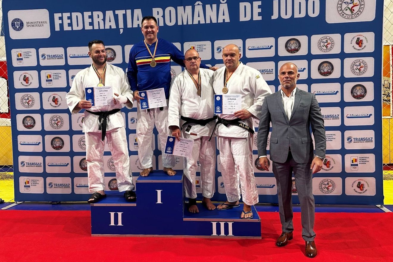 Ábrahám Előd a dobogó legmagasabb fokán. Az M3-as korosztály +100 kg-os kategóriájában lett bajnok •  Fotó: Ábrahám Előd