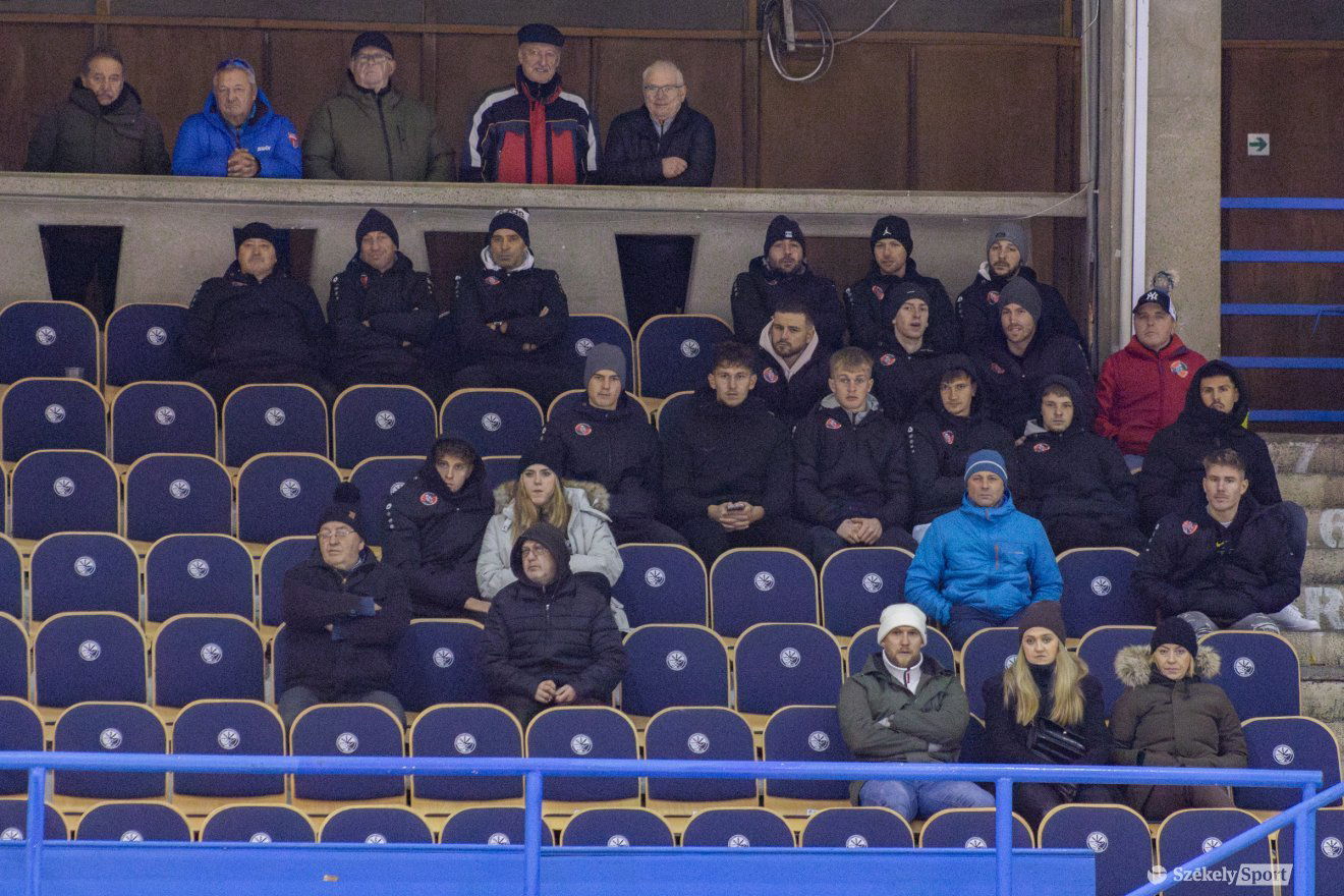 A lelátón helyet foglaltak az FK Csíkszereda labdarúgói is •  Fotó: Borbély Fanni