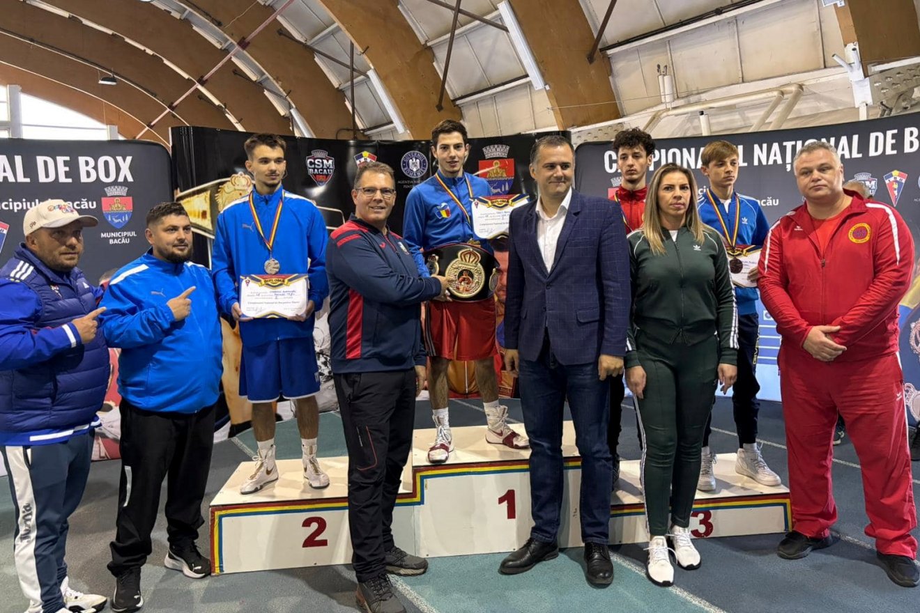 A román ifjúsági ökölvívó-bajnokság dobogósai a 48 kg-os súlycsoportban. Középen Szőcs Bence és edzője, Tódor Loránd •  Fotó: VSK Csíkszereda