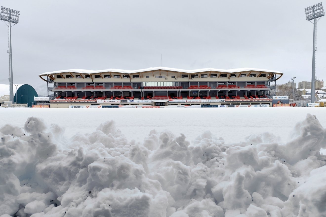 Csütörtökön hó borította csíkszeredai stadion gyepét. Azóta letakarították •  Fotó: FK Csíkszereda
