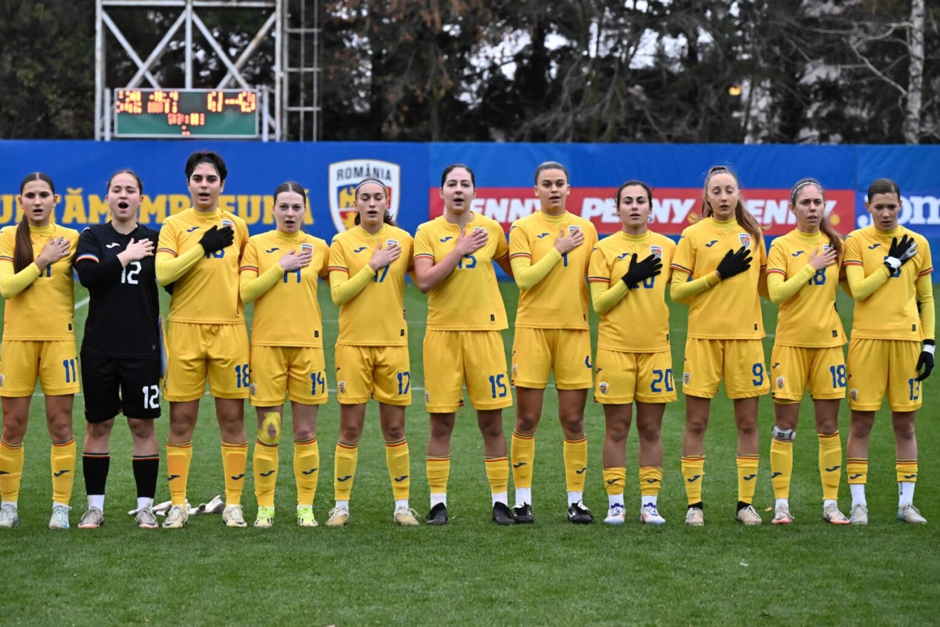A romániai U19-es korosztályú női labdarúgó-válogatott. Jobbról az első Szőke Eszter •  Fotó: Román Labdarúgó-szövetség (FRF)