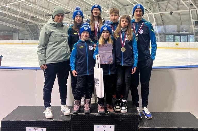 A Csíkszeredai Sportklub rövidpályás gyorskorcsolyázói és •  Fotó: Csíkszeredai Sportklub