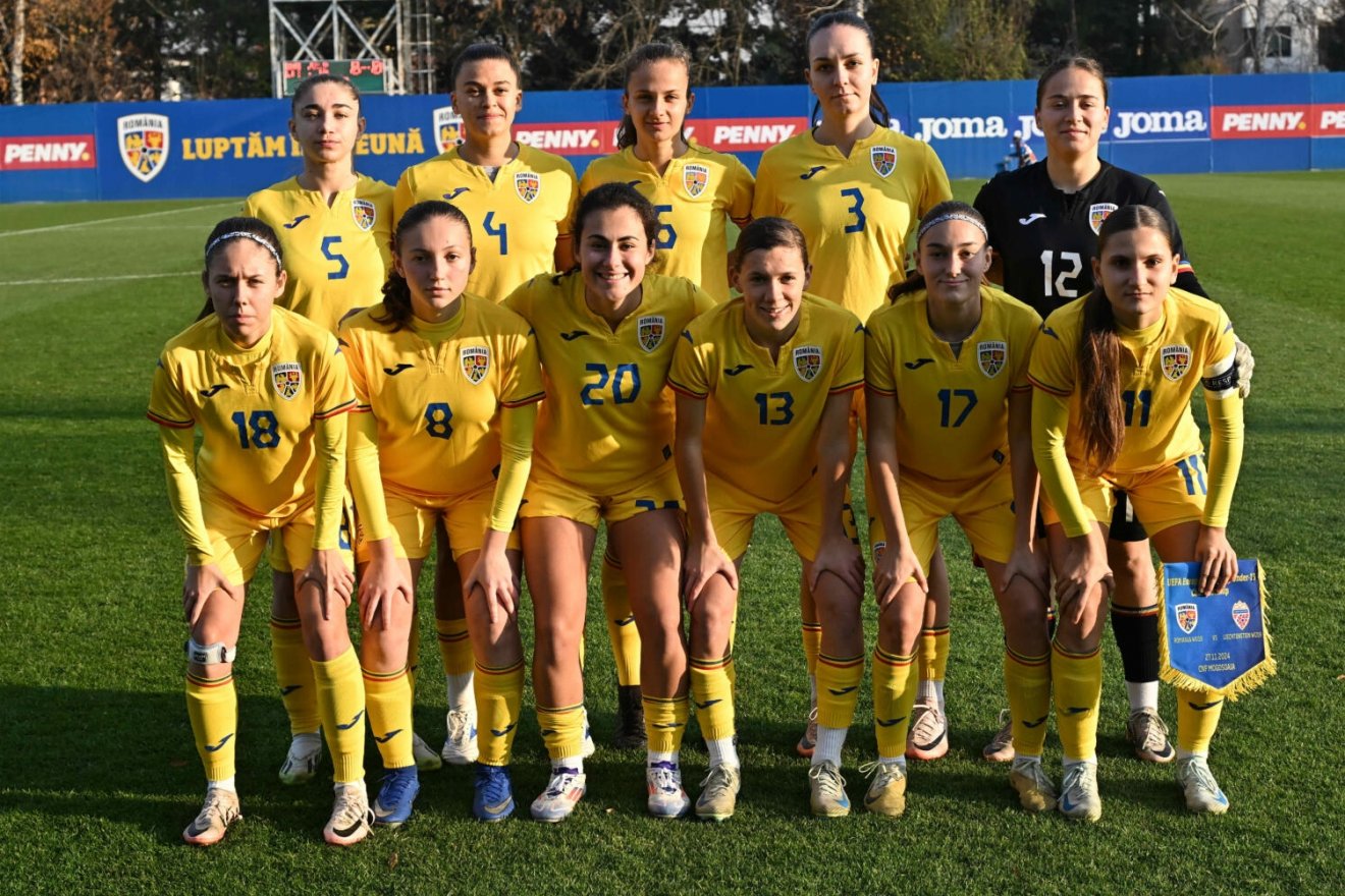 A romániai U19-es női labdarúgó válogatott. Elől, középen Szőke Eszter (13-assal) •  Fotó: Román Labdarúgó-szövetség (FRF)