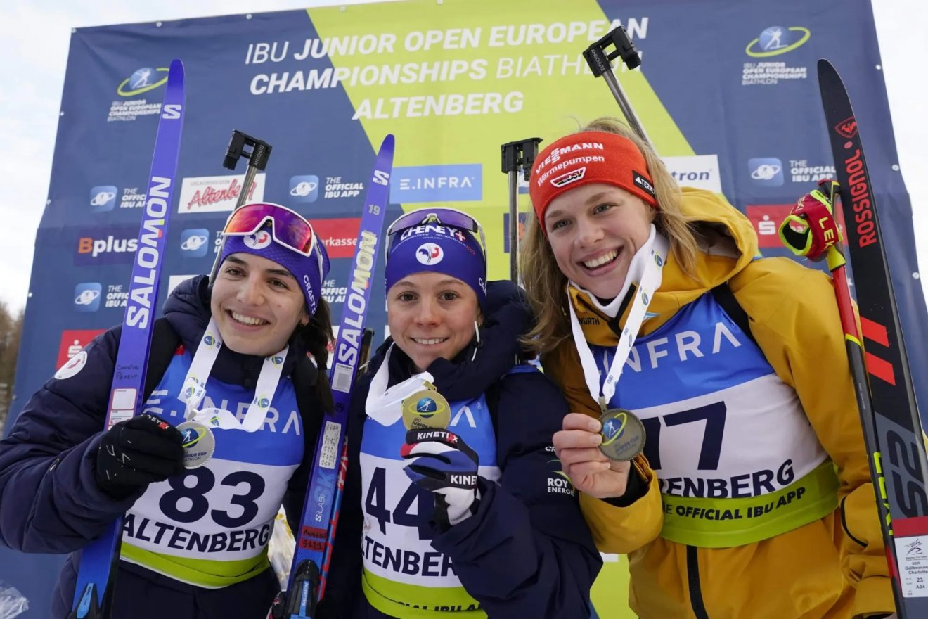 Az altenbergi ifjúsági biatlon Eb női sprintversenyének dobogósai •  Fotó: nordicmag.info