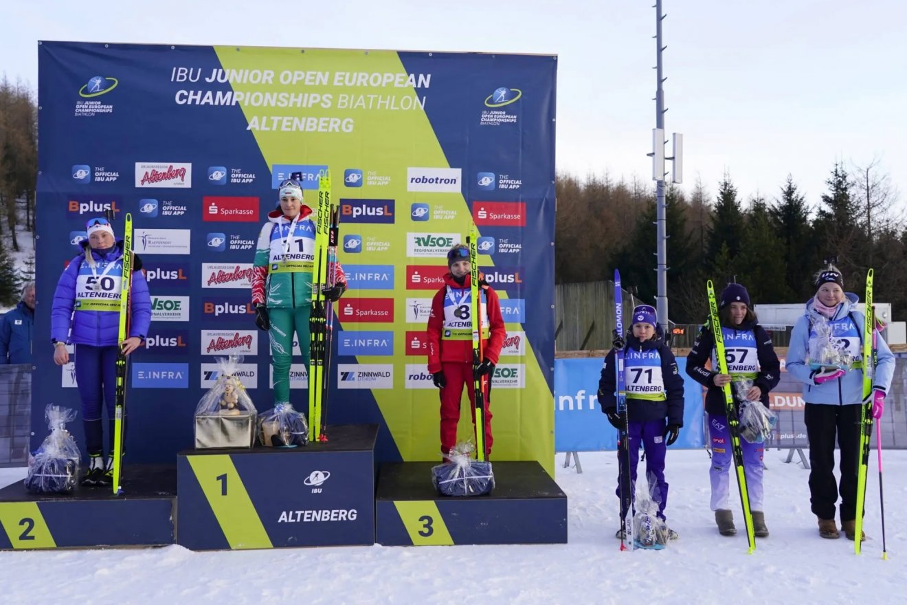 Az altenbergi ifjúsági biatlon Európa-bajnokság női 12.5 km-es versenyszámának dobogósai •  Fotó: Nemzetközi Biatlon-szövetség (IBU)