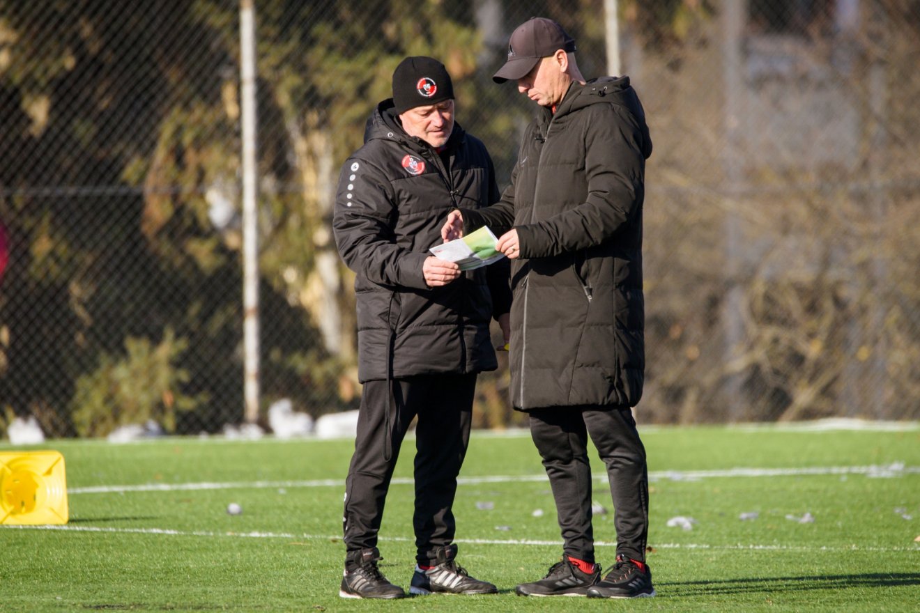 Ilyés Róbert (jobbról), az FK Csíkszereda vezetőedzője Albu László másodedzővel egyeztet •  Fotó: Pál Zoltán/ FK Csíkszereda
