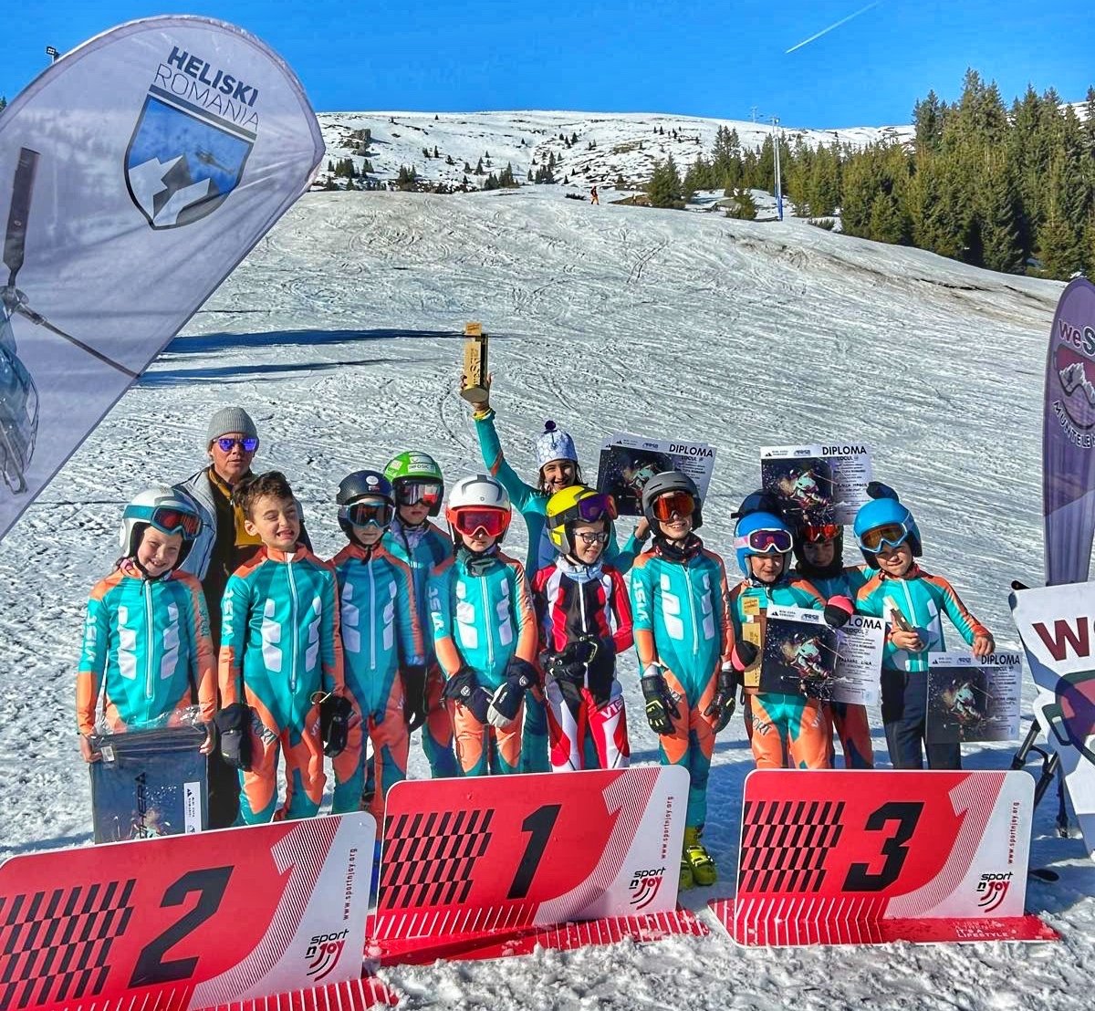 A Csíkszeredai Kids Sport sícsapata a mini Román Kupán. Hátul, balról Bónis Annamária edzőnő •  Fotó: Kids Sport