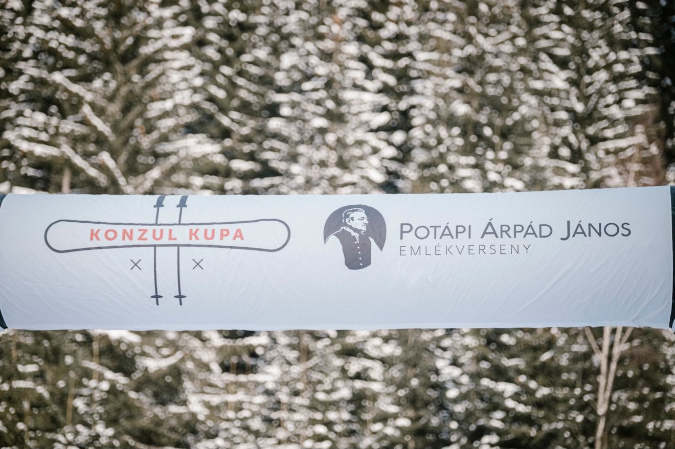 A sífutóverseny előtt egy perc néma csenddel emlékeztek Potápi Árpád Jánosra •  Fotó: Magyarország Csíkszeredai Főkonzulátus