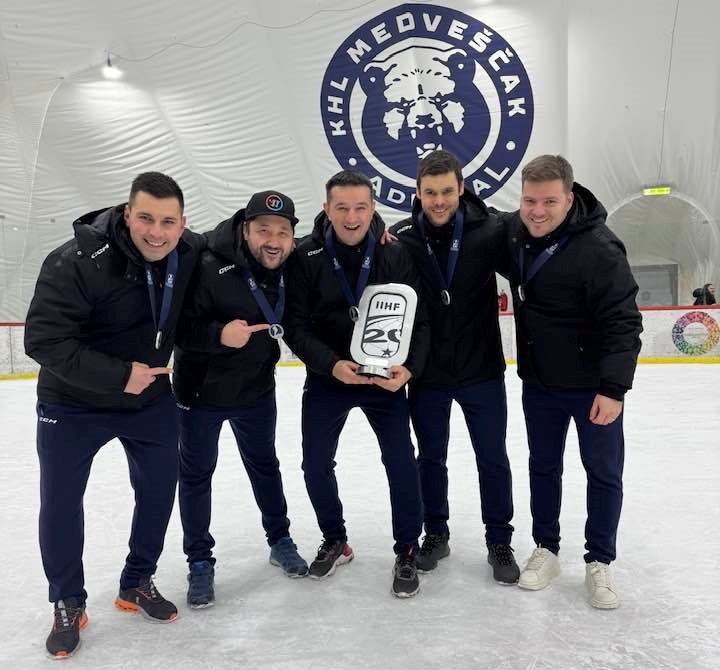 A romániai U20-as jégkorong-válogatott stábja. Középen Góga Attila vezetőedző, mellette jobbról Papp Szabolcs •  Fotó: Román Jégkorong-szövetség (FRHG)