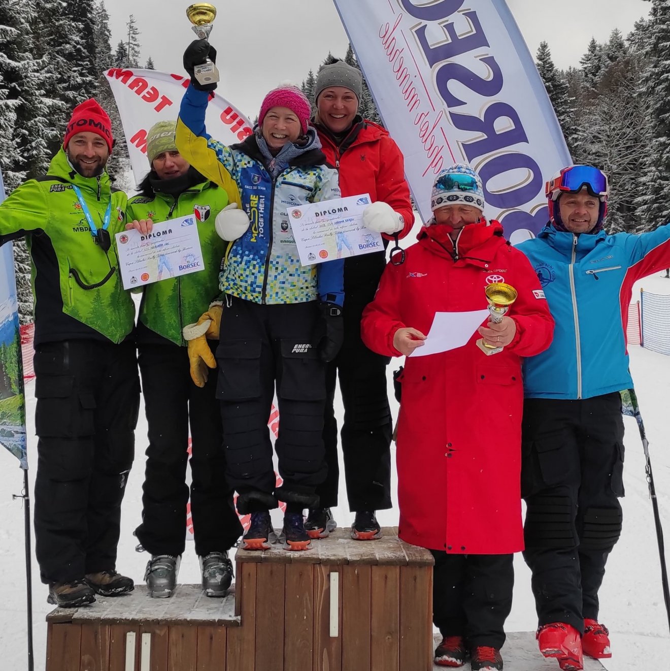 Csapatversenyben a Csíkszeredai ISK a 2. helyen végzett. Balról Csizmás Judit és Péter Zsombor edzők •  Fotó: Csíkszeredai ISK