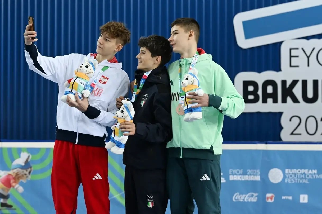 A fiúk 500 méteres short track versenyének dobogósai •  Fotó: Magyar Olimpiai Bizottság (MOB)