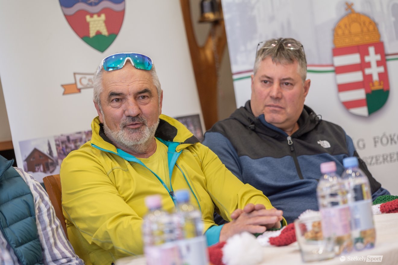 Balról Márton Simon, a Román Sí- és Biatlon-szövetség alelnöke, mellette Kósa Imre, a Csicsói Közbirtokosság elnöke •  Fotó: Pinti Attila