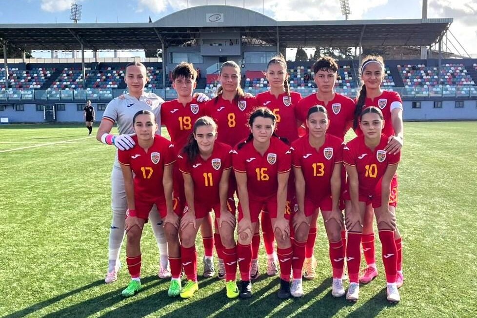A romániai női U17-es válogatott a legutóbbi mérkőzésén. Az első sorban, 13-as mezzel Fülöp Boglárka •  Fotó: Román Labdarúgó-szövetség (FRF)