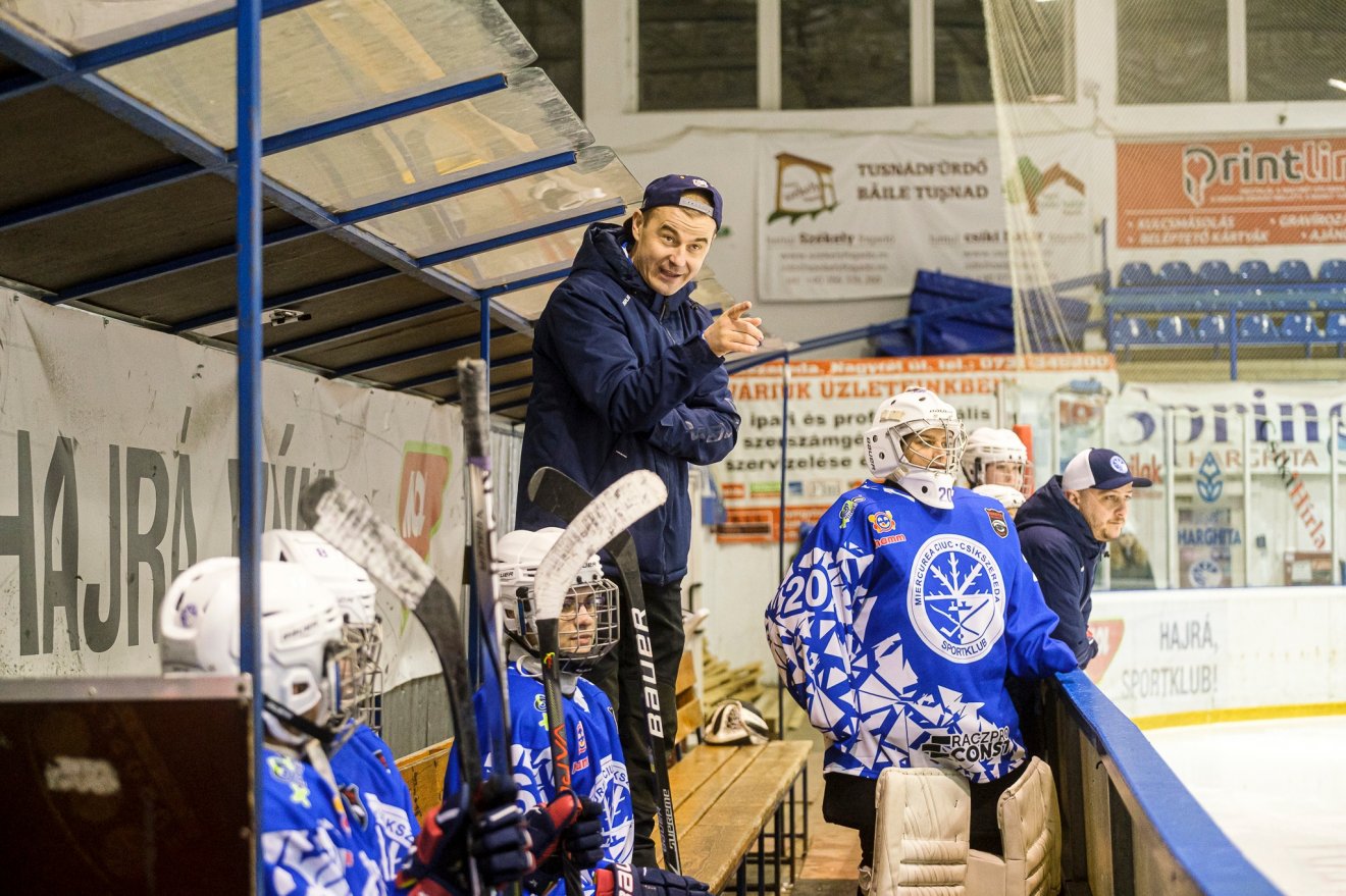 A Sportklub kispadja. Középen Varga András vezetőedző •  Fotó: Román Jégkorong-szövetség (FRHG)