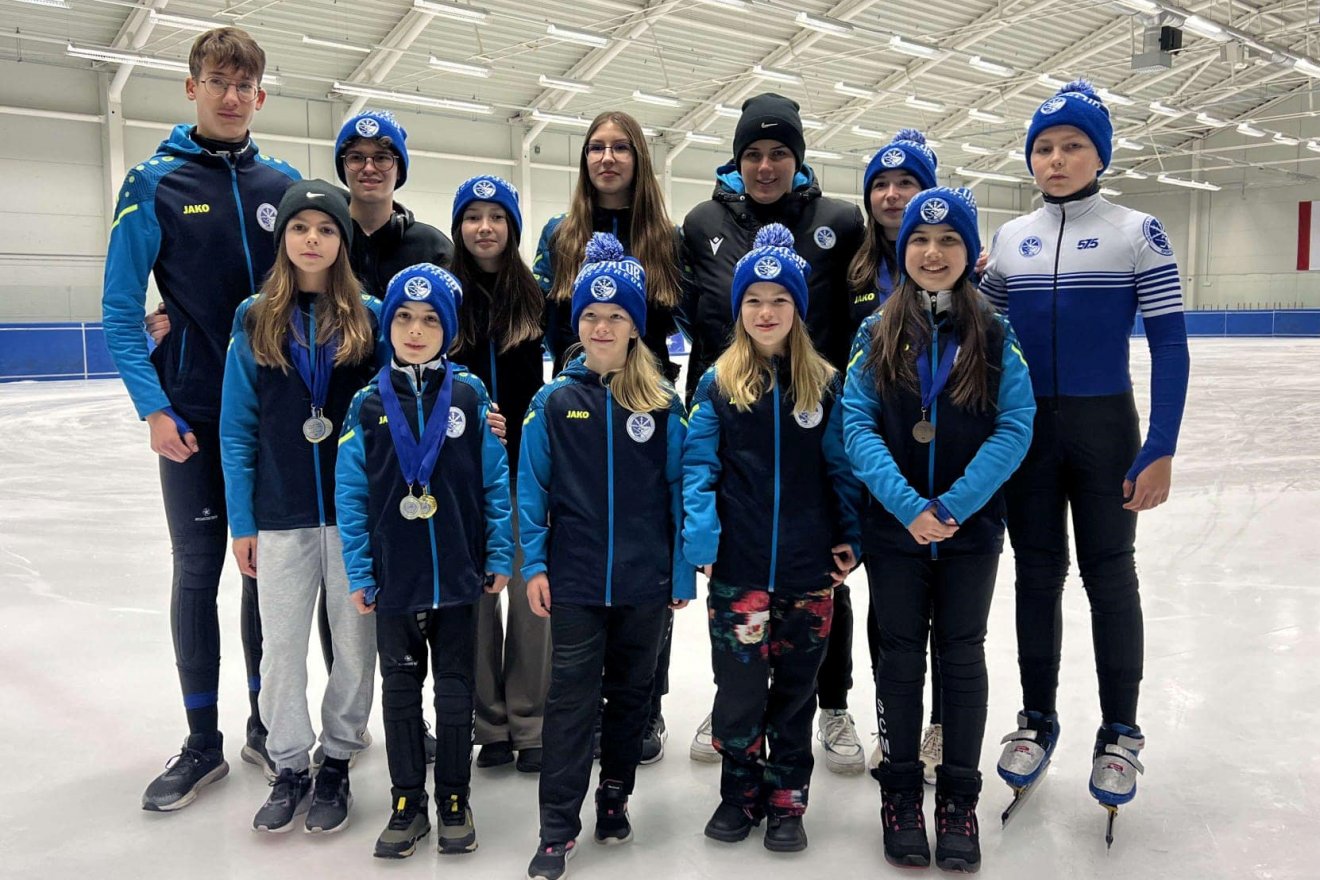 A Csíkszeredai Sportklub short track csapata Debrecenben. Hátul, középen Szőcs Renáta edző •  Fotó: Csíkszeredai Sportklub