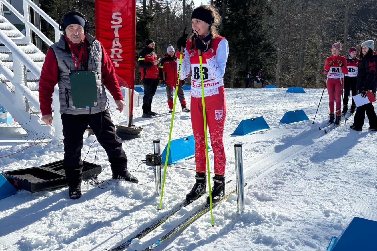 Kiss Gyula, a rajtmester és az egyik gyergyói kislány az indulás előtt •  Fotó: Román Sí- és Biatlon-szövetség (FRSB)