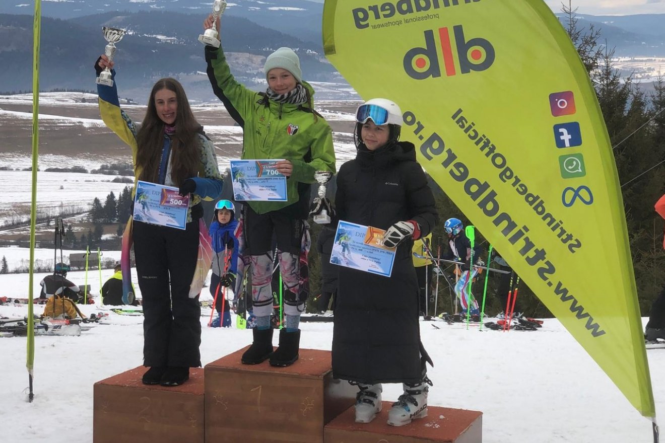 Fekete Emma Róza a dobogó legmagasabb fokán  az U14-es korosztályban •  Fotó: Csíkszeredai ISK