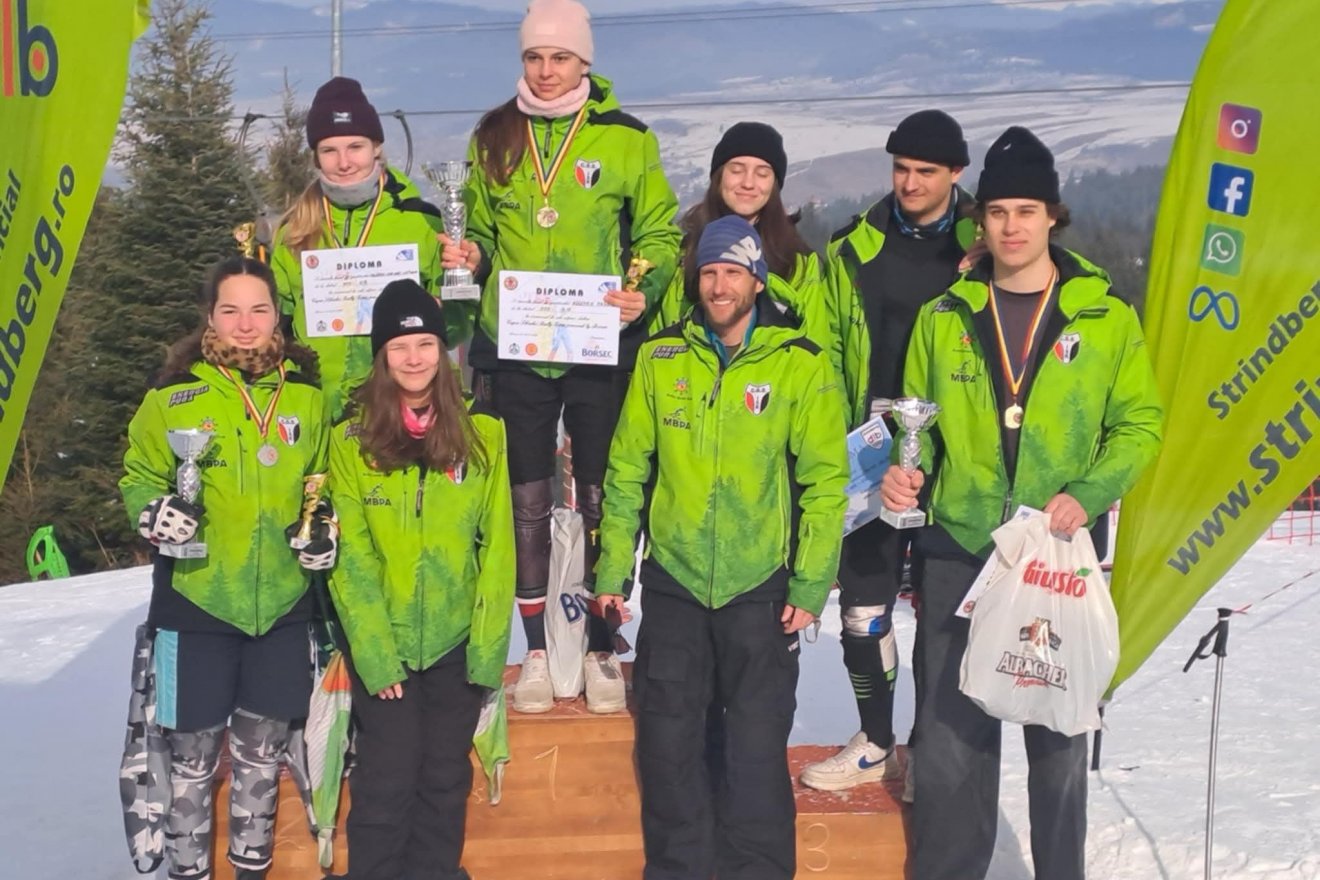 A Csíkszeredai ISK U18-as korosztályú alpesi sízői. Elől középen ifj. Bíró Tibor edző •  Fotó: Csíkszeredai ISK