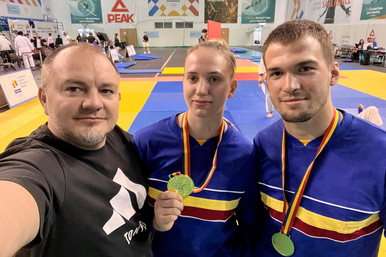 Balról jobbra: Albu Botond edző, Lajos Orsolya és Radvánszki Szilárd •  Fotó: Albu Botond