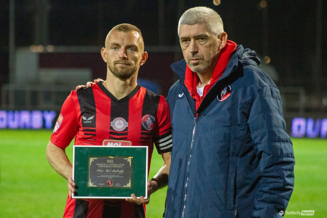 A mérkőzés előtt Szondy Zoltán klubelnök díjazta a csapatkapitány Gál-Andrezly Pétert, aki a 100. meccsét játszotta az FK Csíkszereda színeiben •  Fotó: Borbély Fanni