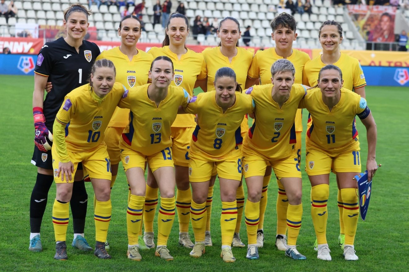 Románia kezdőcsapata Észak-Írország ellen. Az első sorban balról a második (13-as mezben) Geréd Erika •  Fotó: Román Labdarúgó-szövetség (FRF)