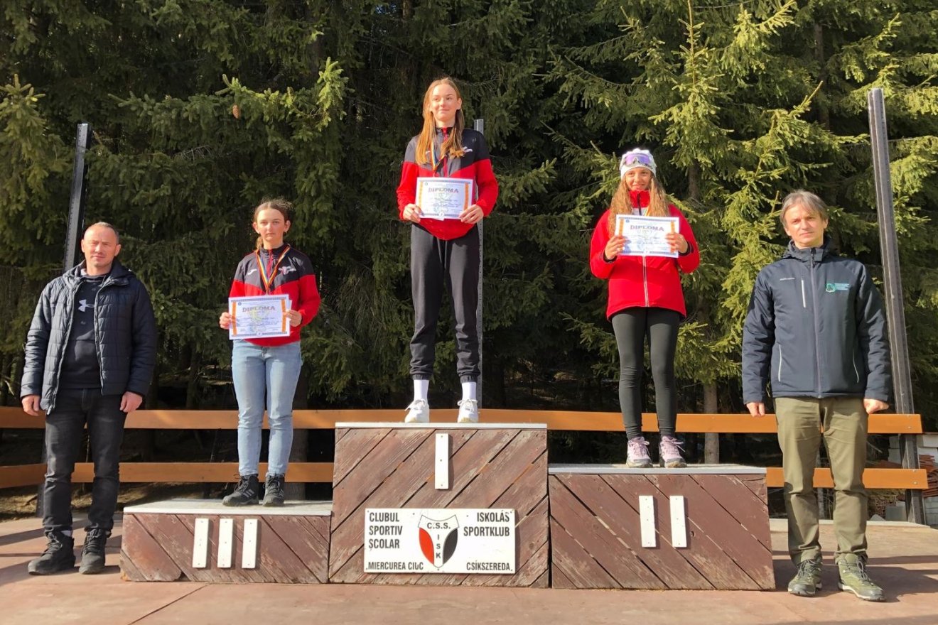 Pályi Krisztina (középen) az ifjúsági 3-asoknál remekelt. A dobogó mellett, balról Moldován Ervin, a Csíkszeredai ISK igazgatója •  Fotó: Csíkszeredai ISK