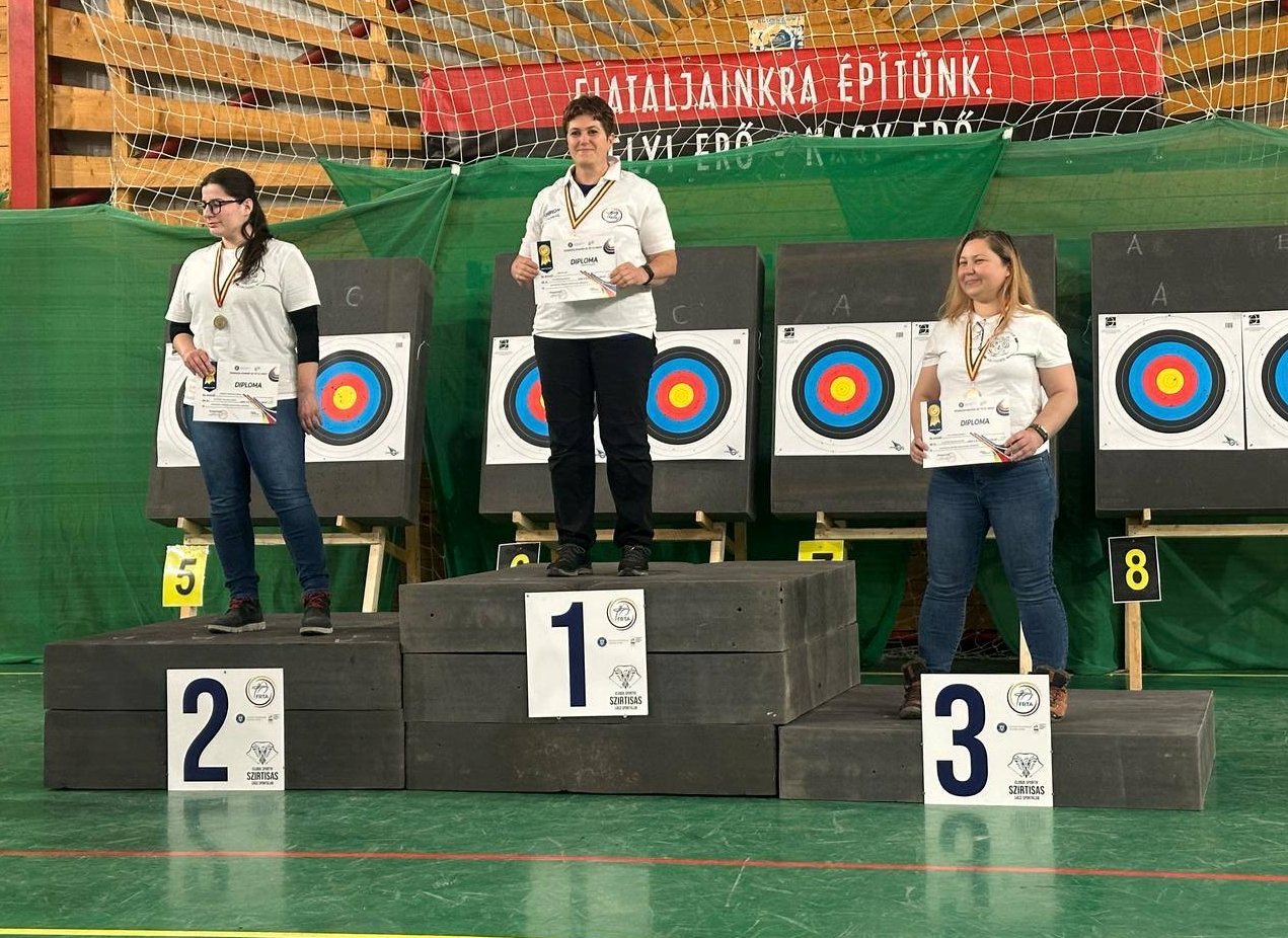 Miklós Adél a dogobó legfelső fokán, országos bajnokként •  Fotó: Szirtisas Íjász Sportklub