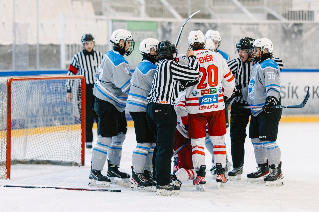 A fiatal bírók megtartásának kulcsa a szakmai motiváció és a támogató környezet – a túlzott kritika könnyen a sportág elhagyásához vezethet • Fotó: Székelyföldi Jégkorong Akadémia