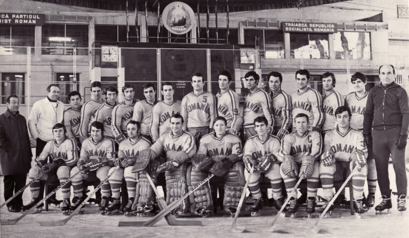 Az 1968-as romániai felnőtt jégkorong-válogatott. Ennek a csapatnak nagy része az 1970-es világbajnokságon is szerepelt •  Fotó: Dobos László gyűjteménye