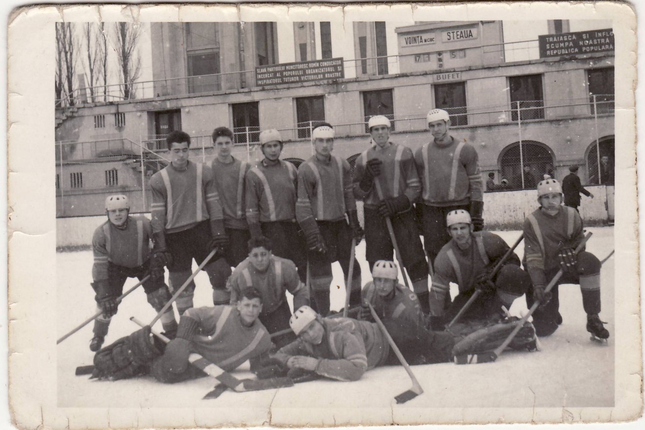 Az 1960-as évek végén Bukarestben vendégszerepelt a Csíkszeredai Akarat (Voința). A román főváros műjégpályája ekkor még nem volt befedve •  Fotó: Dobos László gyűjteménye