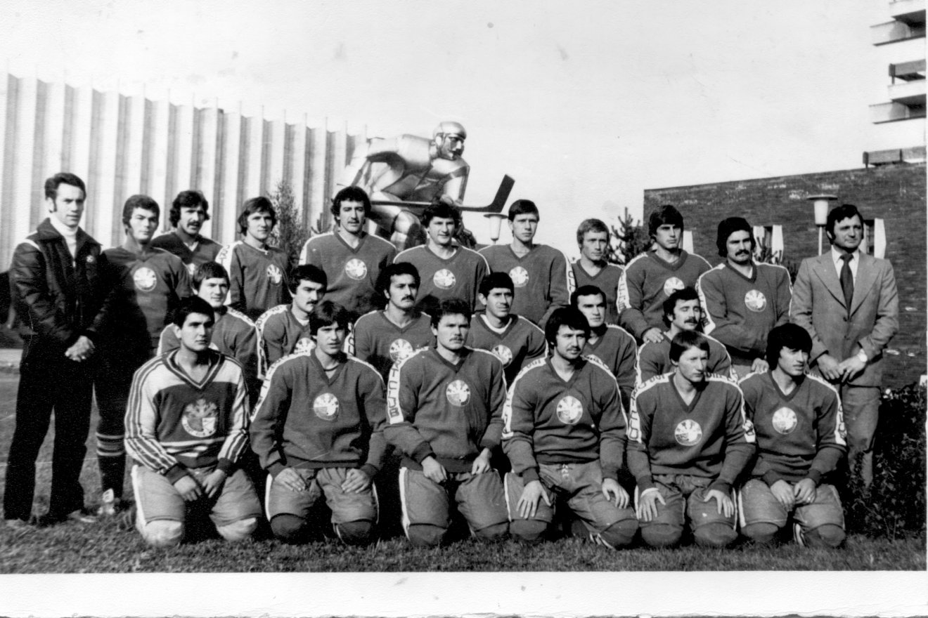 A Csíkszeredai Sportklub csapata az 1970-es évek második felében. Balról Basa János vezetőedző •  Fotó: Basa János gyűjtemányéből