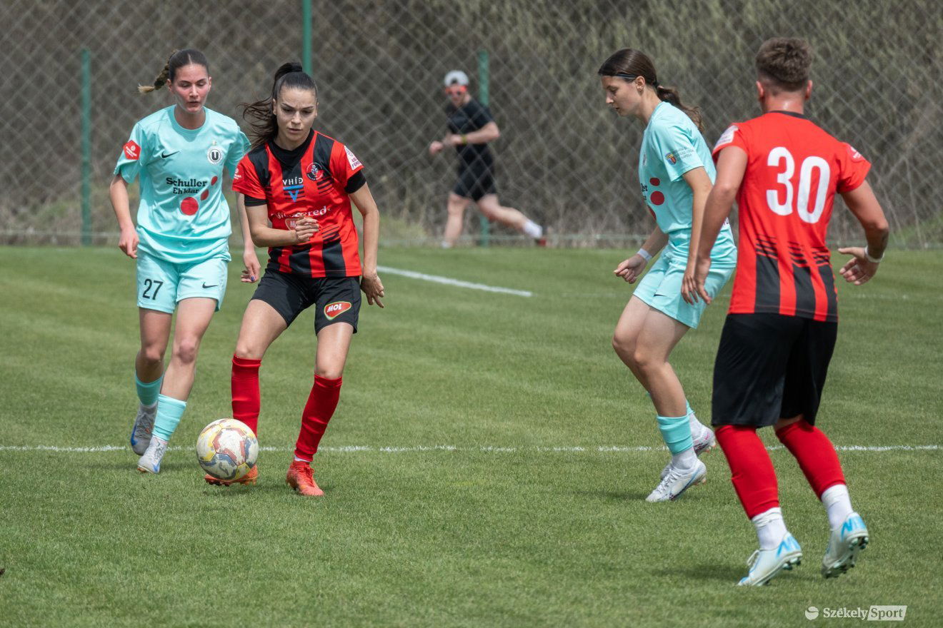 Ana Maria Vlădulescu (balról a második, piros-feketében) góllal és gólpasszal járult hozzá csapata sikeréhez •  Fotó: Borbély Fanni