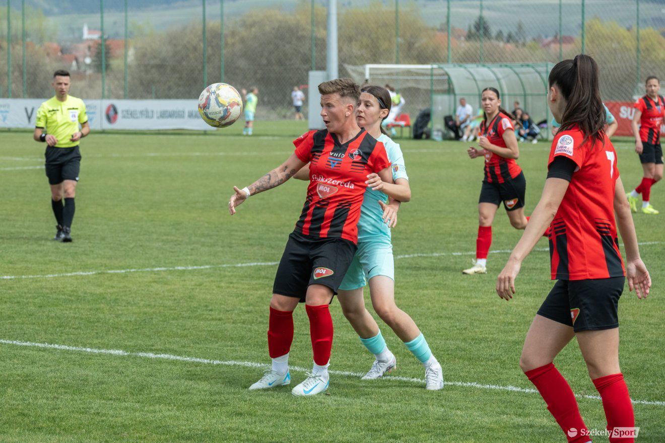 Herczeg Andrea (a labdával) kapufáig jutott •  Fotó: Borbély Fanni