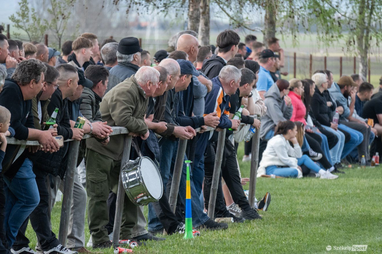 Sokan voltak kíváncsiak a csíklázárfalvi mérkőzésre •  Fotó: Borbély Fanni