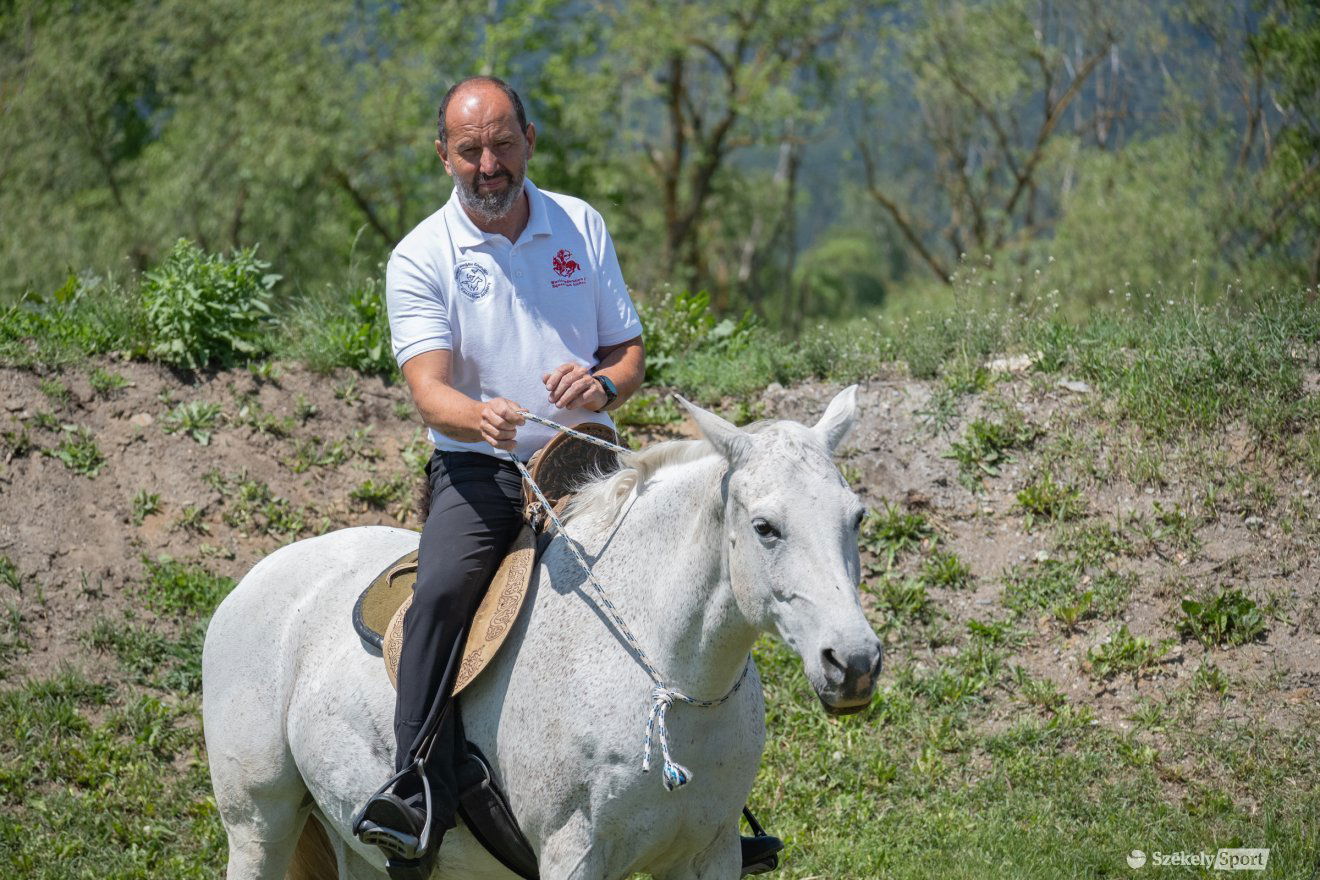 Lőrincz Rómeó, a csíbai lovasíjászat megteremtője •  Fotó: Borbély Fanni