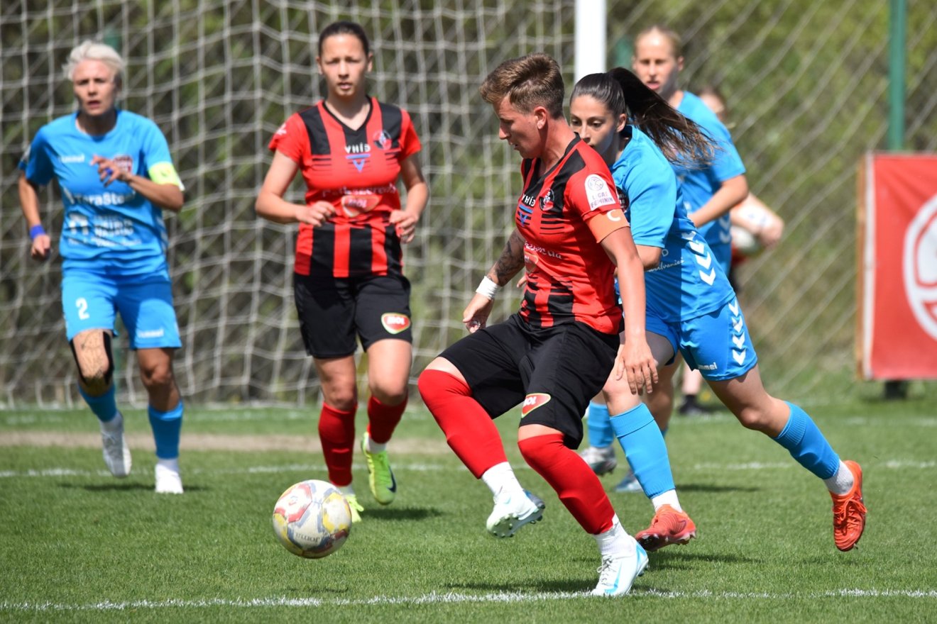 A csíkiak mindkét gólját Herczeg Andrea (középen, a labdával) szerezte •  Fotó: Pál Zoltán/ FK Csíkszereda