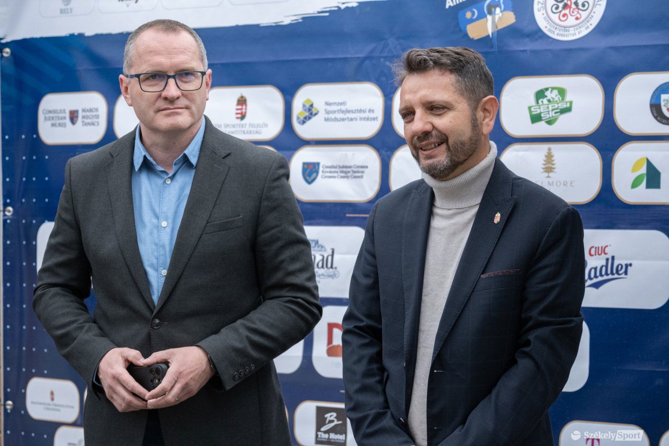 Jobbról, balra: Korodi Attila Csíkszereda polgármestere, és Dolhai István Magyarország csíkszeredai főkonzulja •  Fotó: Borbély Fanni