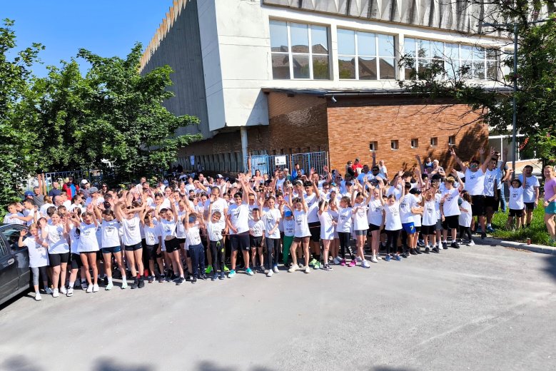Emlékpóló jár az első 400 célba érkezőnek