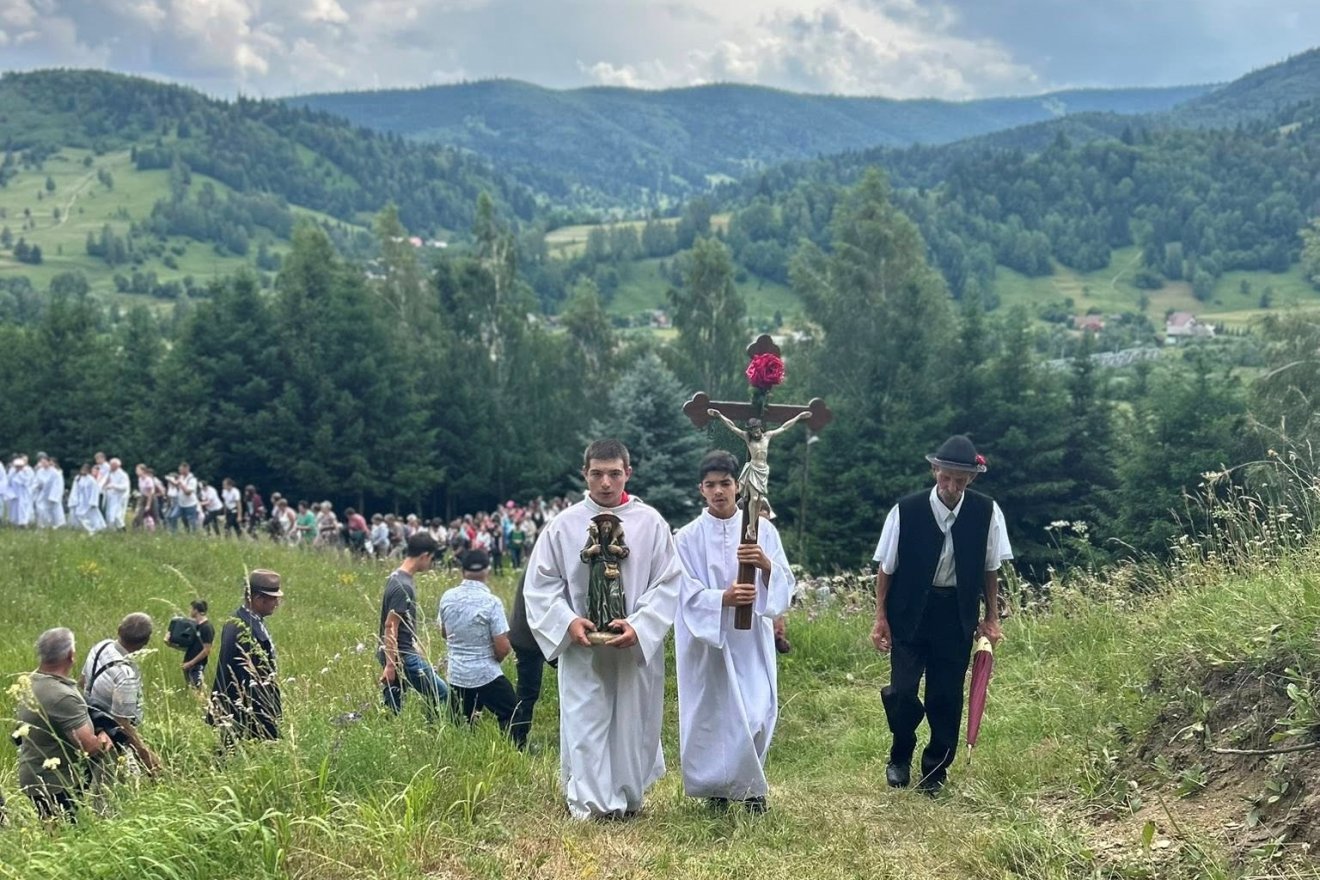 Jézus szíve-fogadalmi búcsú a Gyimesekben. A hívek gyalog zarándokoltak a kápolnához •  Fotó: Salamon József